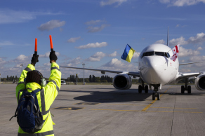 AERO CONSULTING Formations Aéronautiques - Formation Sécurité en piste - Assistance au déplacement des avions - L’agent de piste aéroport est l’assistant de l’agent de trafic. Ses tâches sont variées (déchargement-chargement, transfert de bagages, tractag