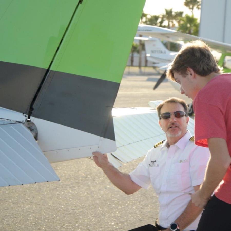 Instructeur de Cirrus Aviation et élève pilote lors de la visite prévol à Sarasota (Floride)