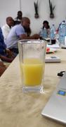 Petite pause avec les élèves. Un jus de gingembre s'impose avant le test final ? – à Aéroport international de Douala - Novembre 2019